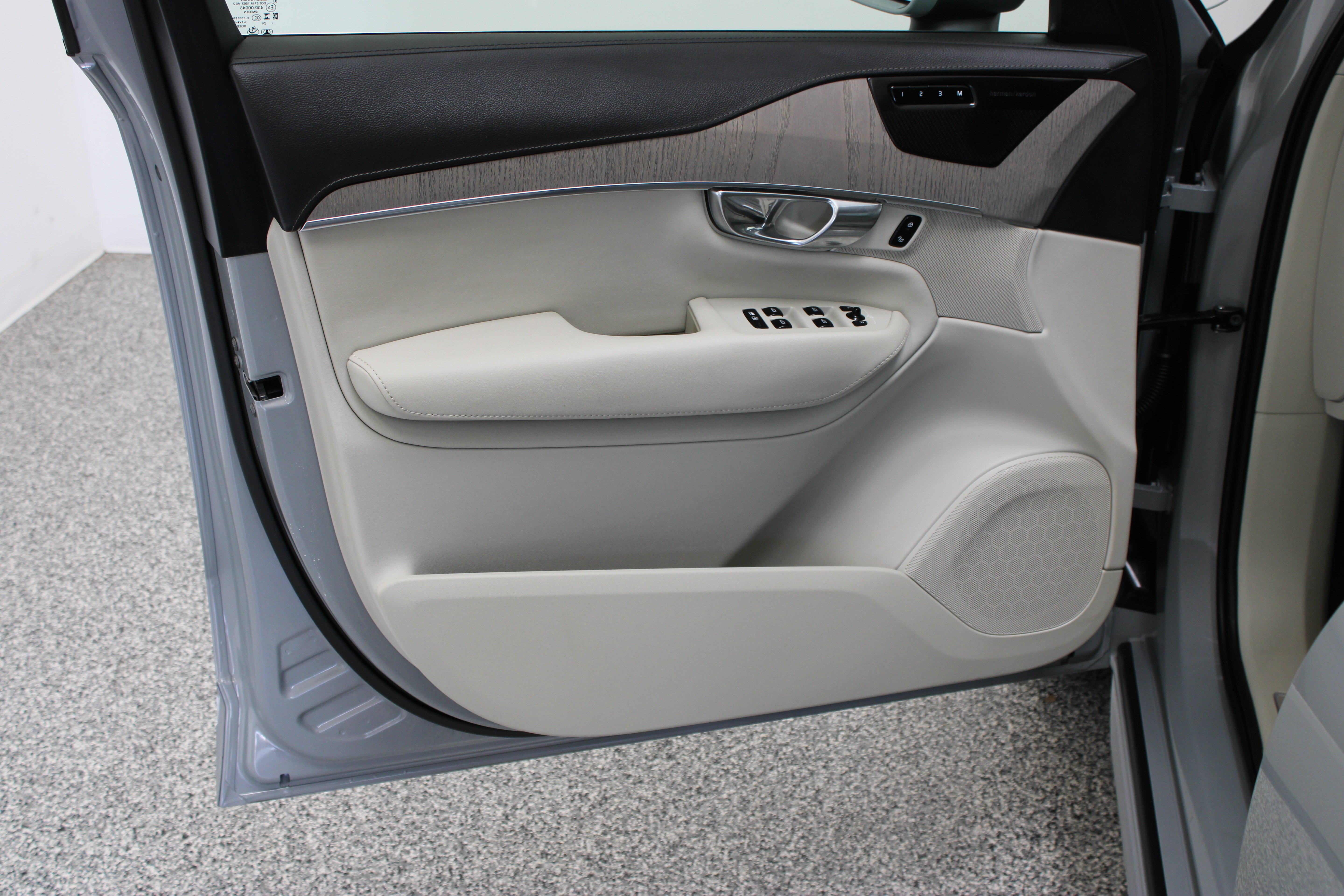 Used 2025 Vapour Grey Metallic Volvo Ultra 2.0T/Electric image 12