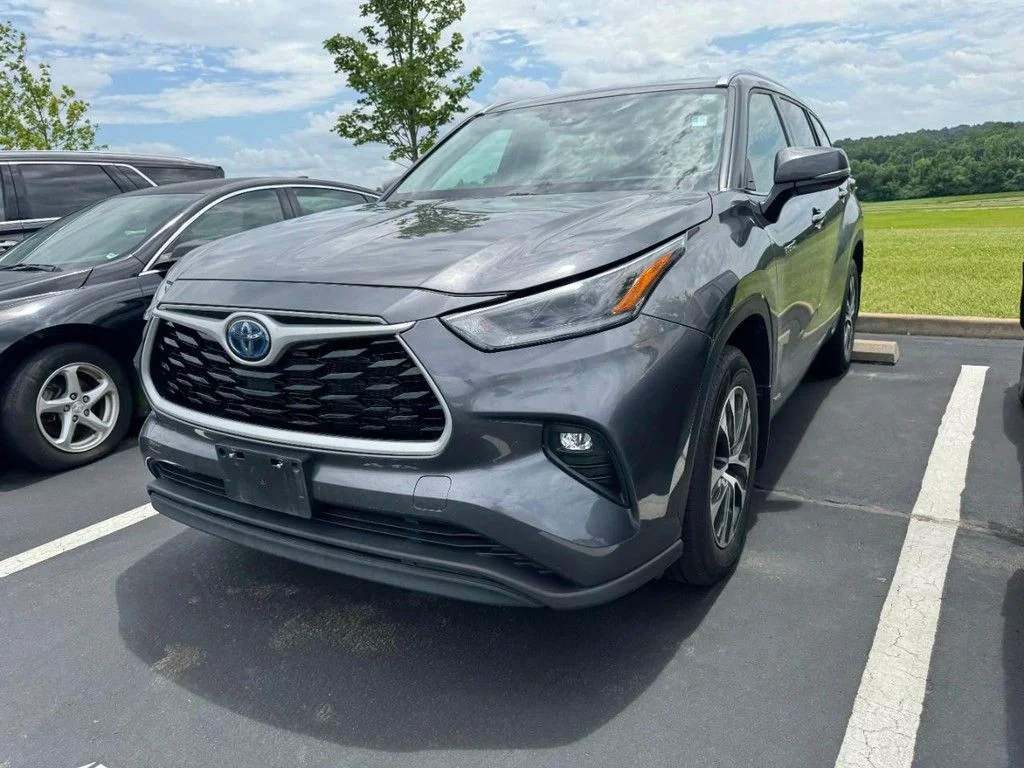 Used 2021 Magnetic Gray Metallic Toyota XLE image 3
