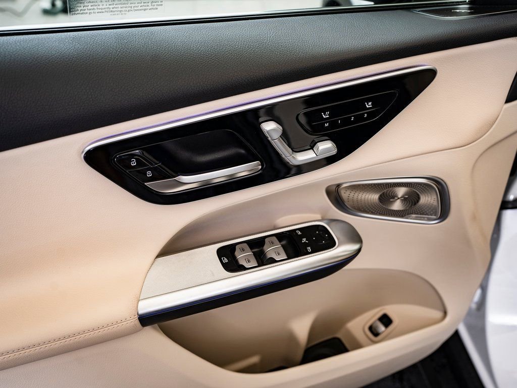 New 2026 MANUFAKTUR Moonlight White Metallic Mercedes-Benz GLC 300 image 22