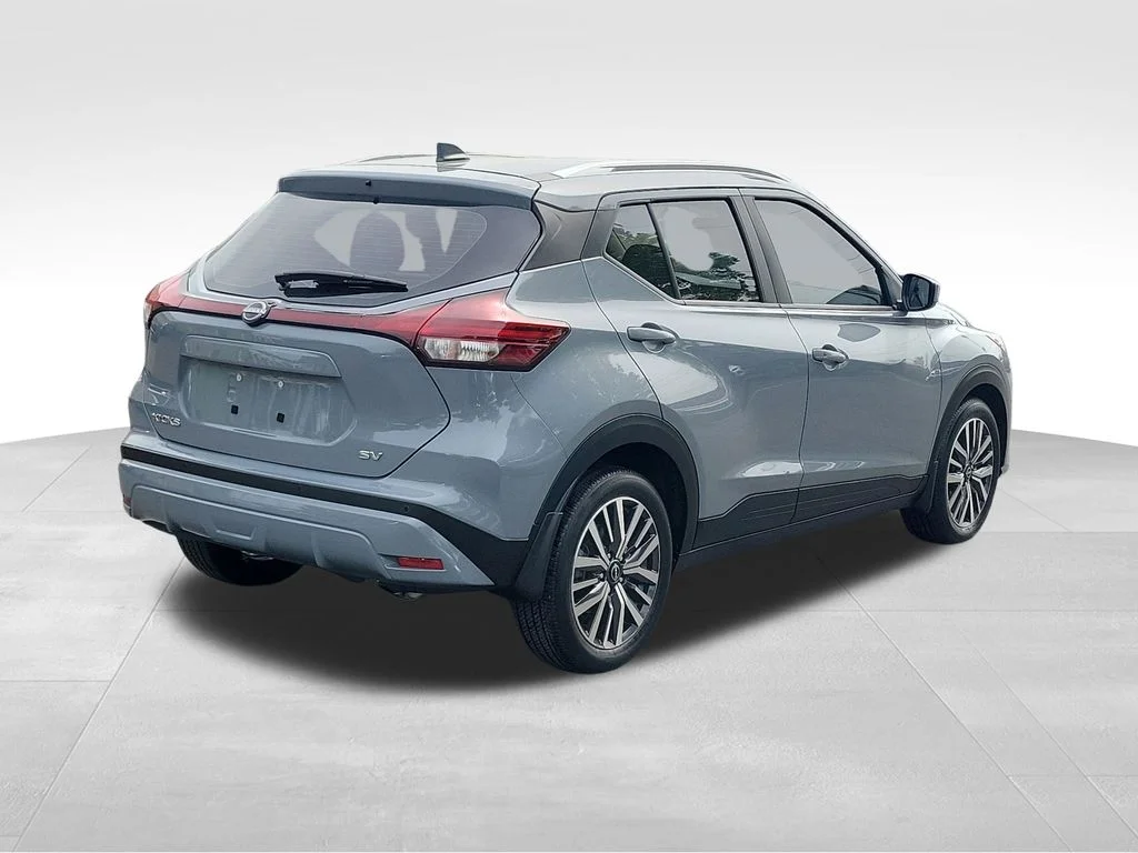 Used 2023 Gray Nissan SV image 4