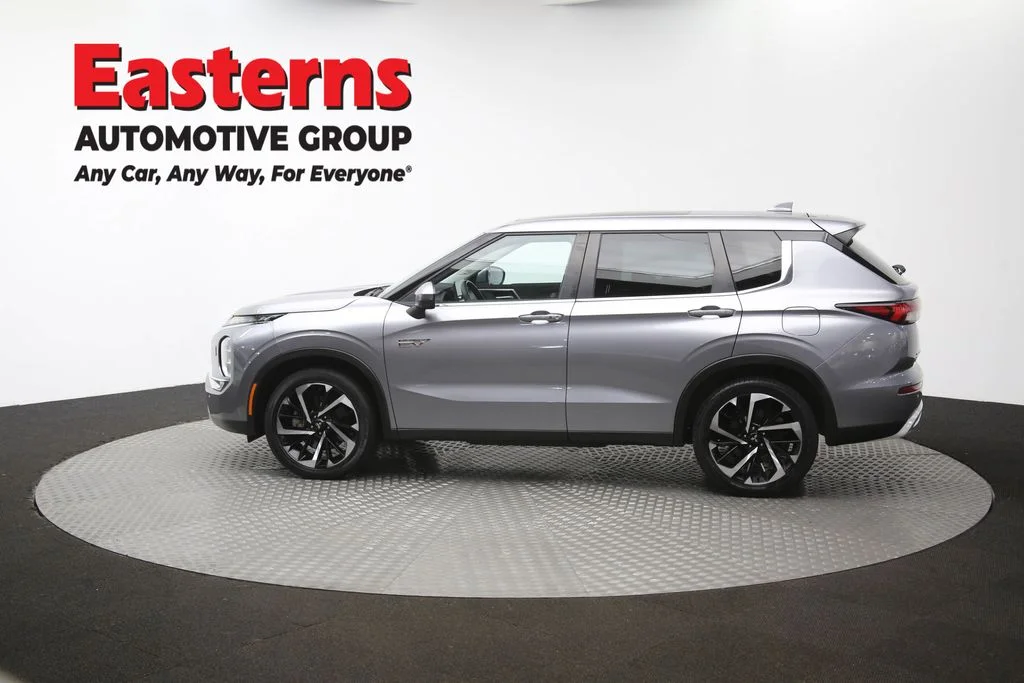 Used 2023 Silver Mitsubishi SE image 61