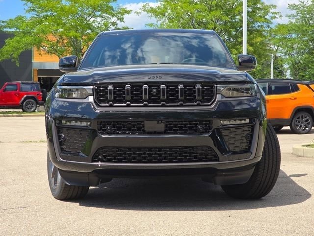 New 2026 Diamond Black Crystal Pearl-Coat Exterior Paint Jeep Limited Reserve image 3
