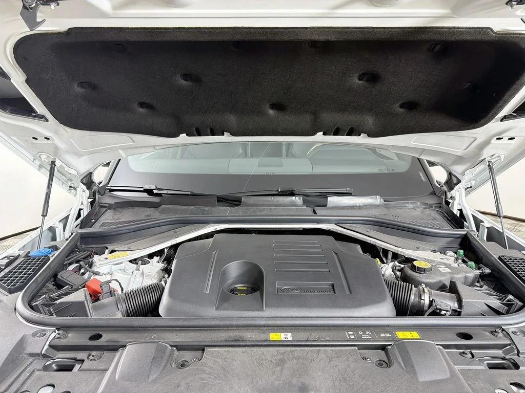 Used 2024 White Land Rover SE image 32
