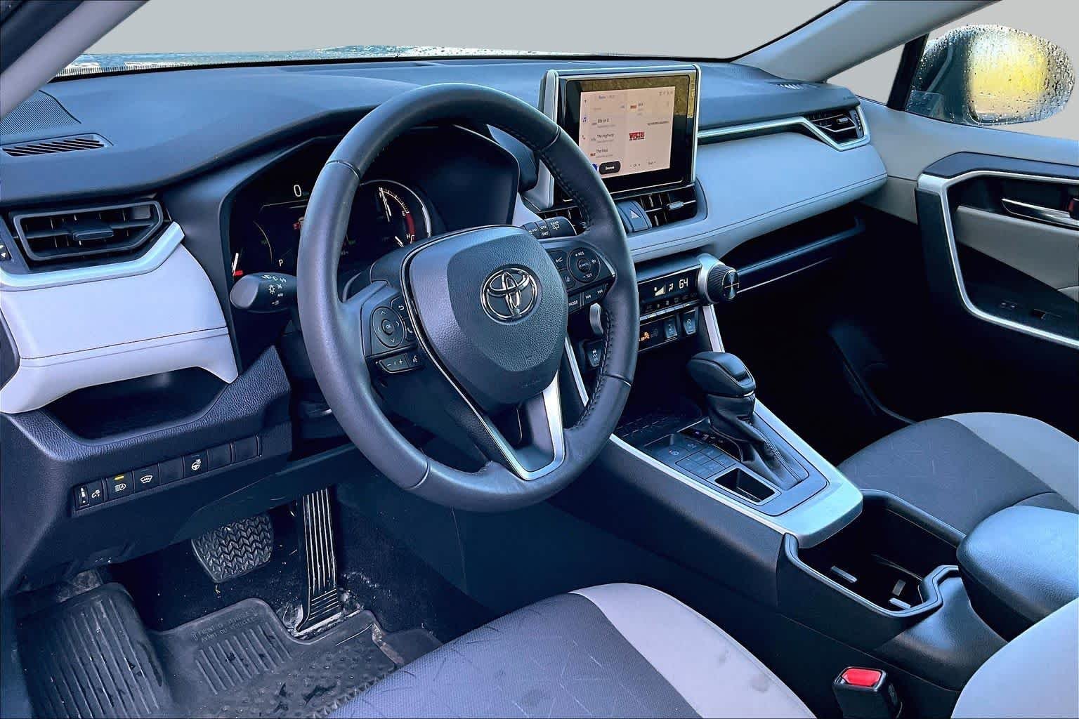 2025 Toyota RAV4 XLE - Photo 34
