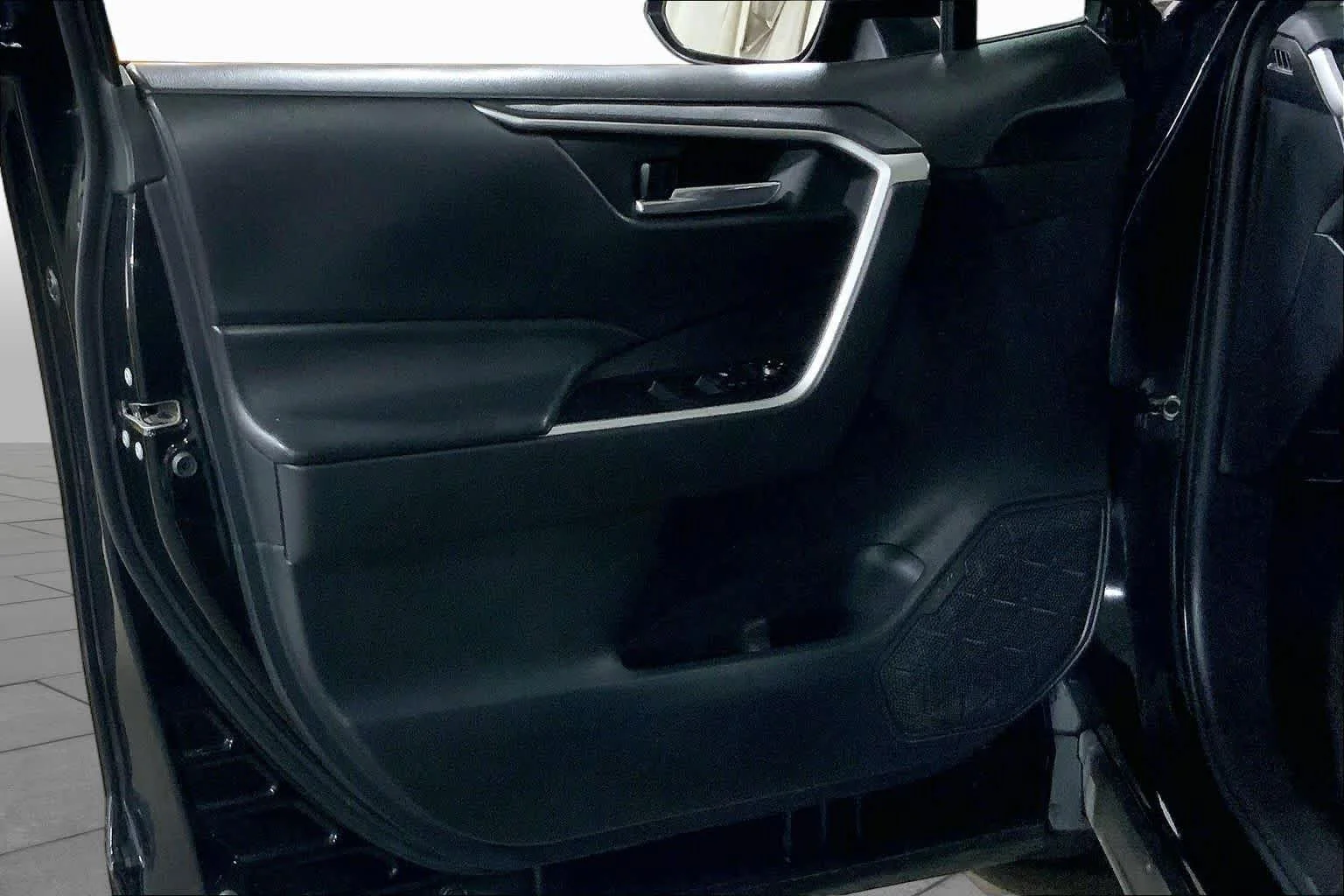 Used 2020 Midnight Black Metallic Toyota XLE image 22