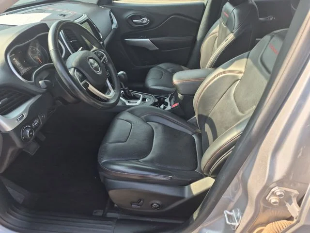 Used 2018 Silver Jeep Trailhawk image 14