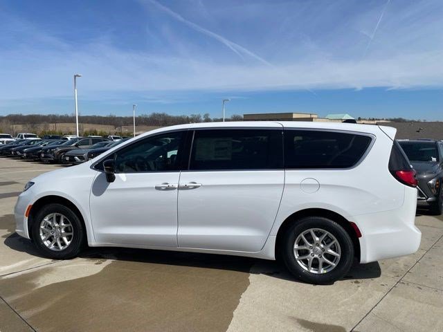 2026 Chrysler Pacifica Select's photo