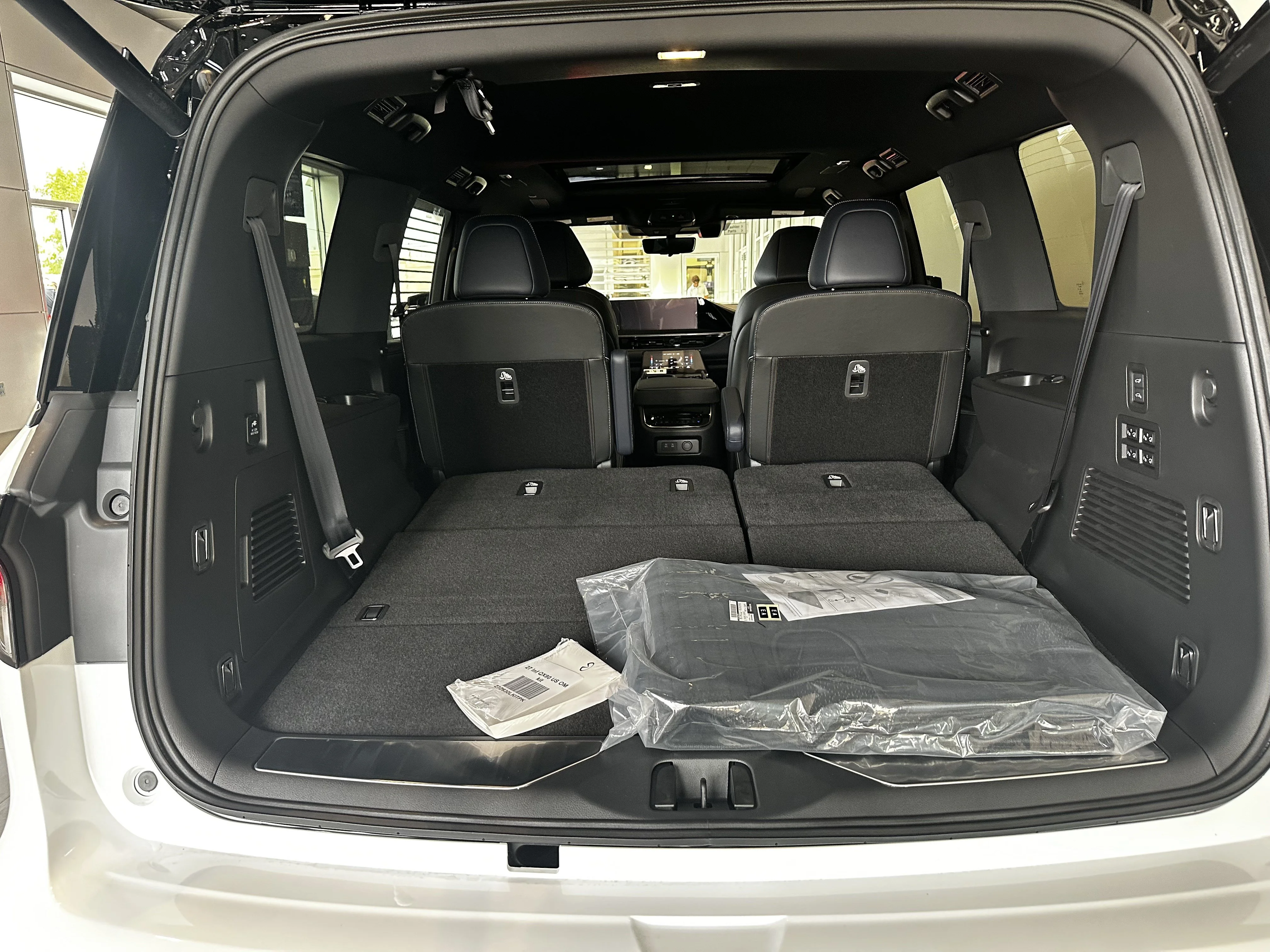 New 2027 2T RADIANT WHIT INFINITI Sport 4WD image 11