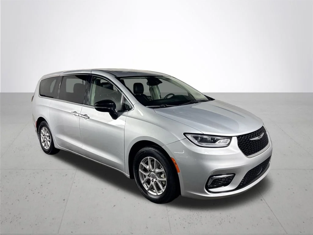 Used 2024 Silver Chrysler Touring L image 4