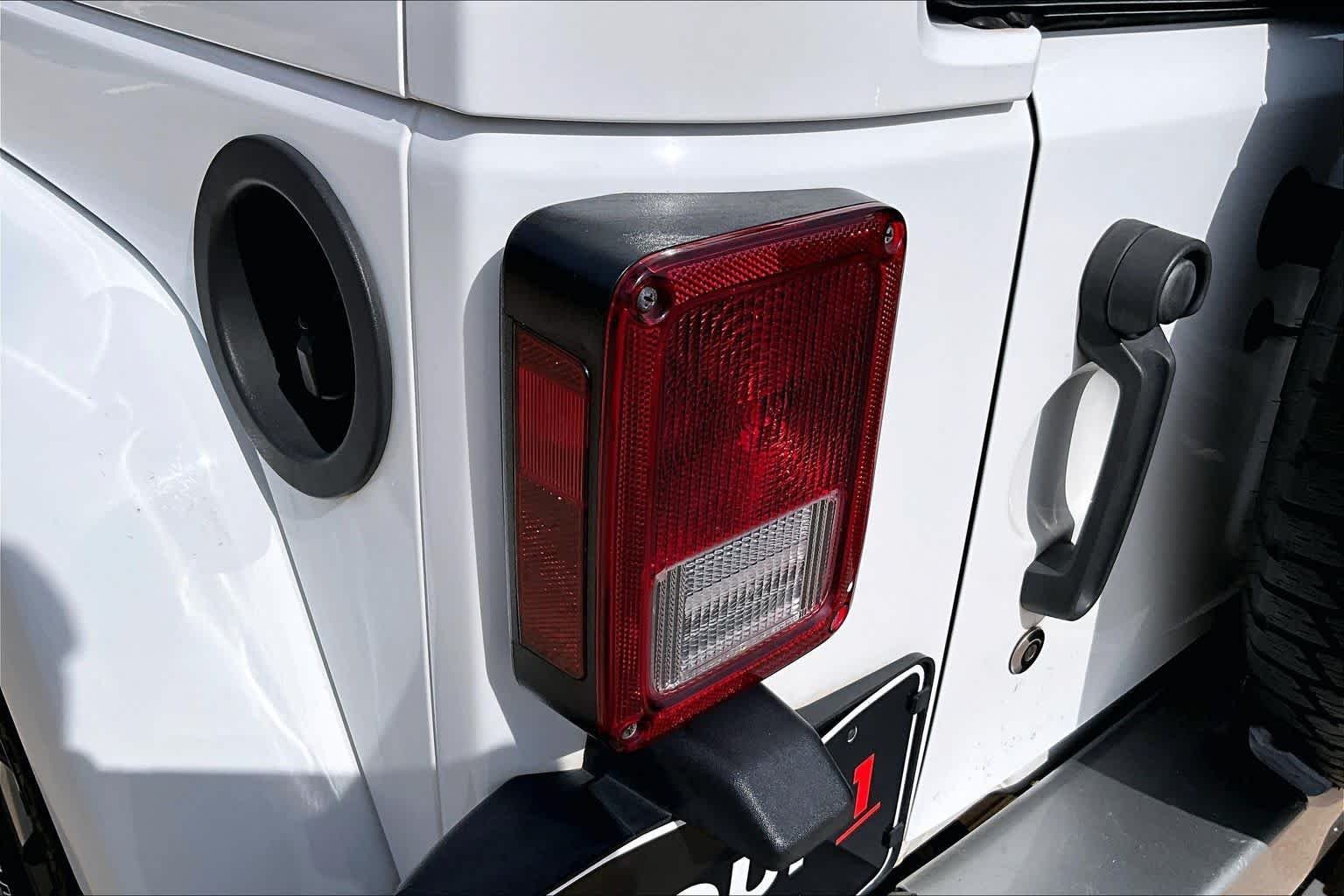 Used 2017 Bright White Clearcoat Jeep Sahara image 25