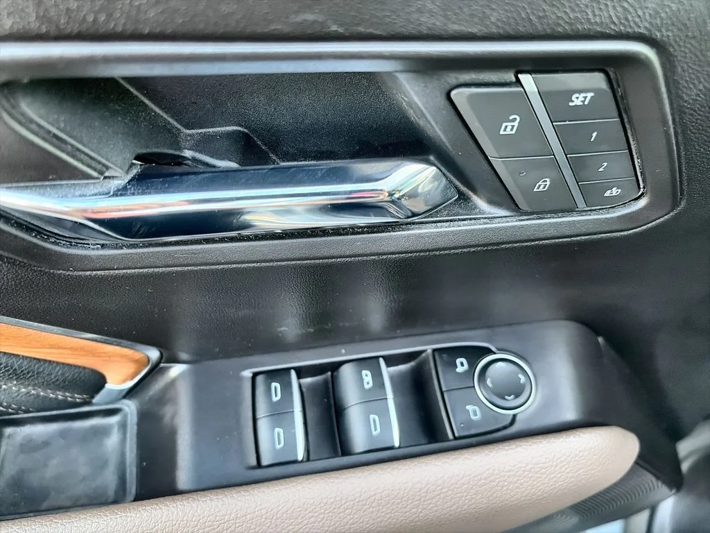 Used 2025 Silver GMC Denali image 24