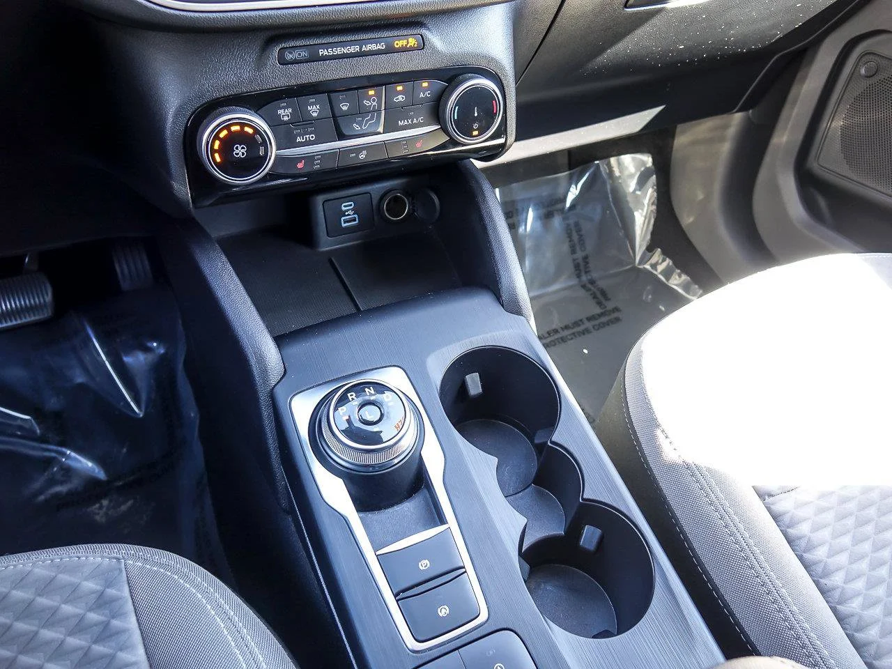 Used 2022 White Metallic Ford SE image 25
