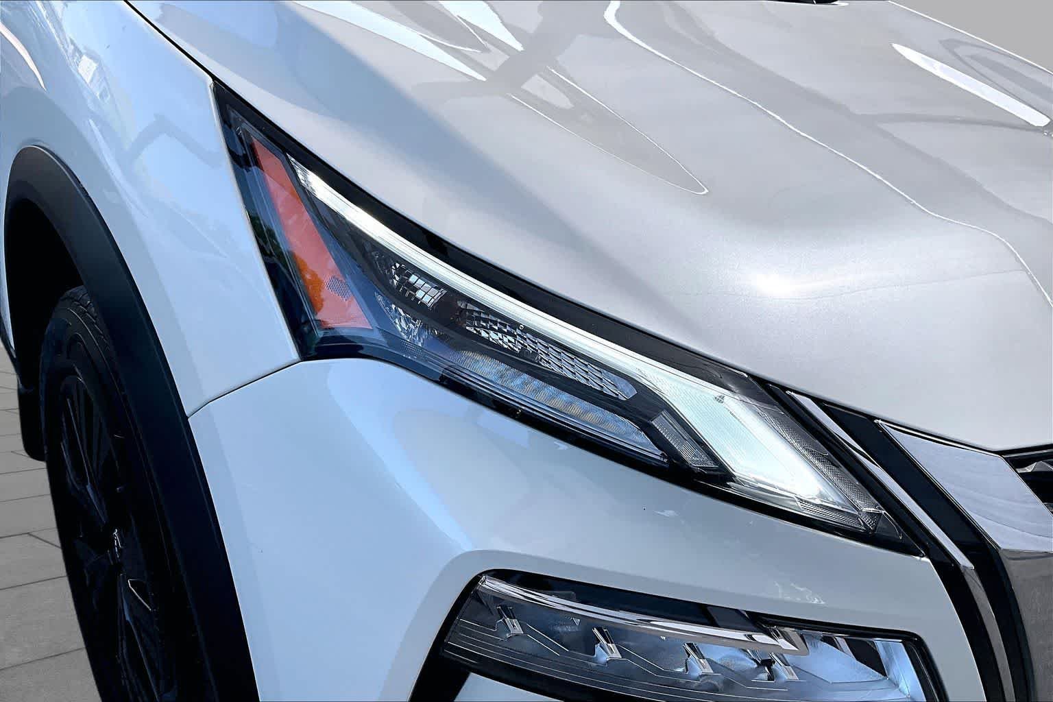 Used 2023 Pearl White Tricoat Nissan SV image 27