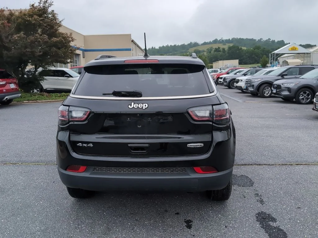 Certified Used 2022 Black Jeep Latitude Lux image 6