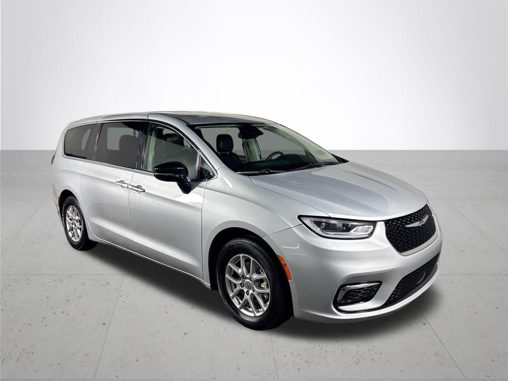Used 2024 Silver Chrysler Touring L image 4