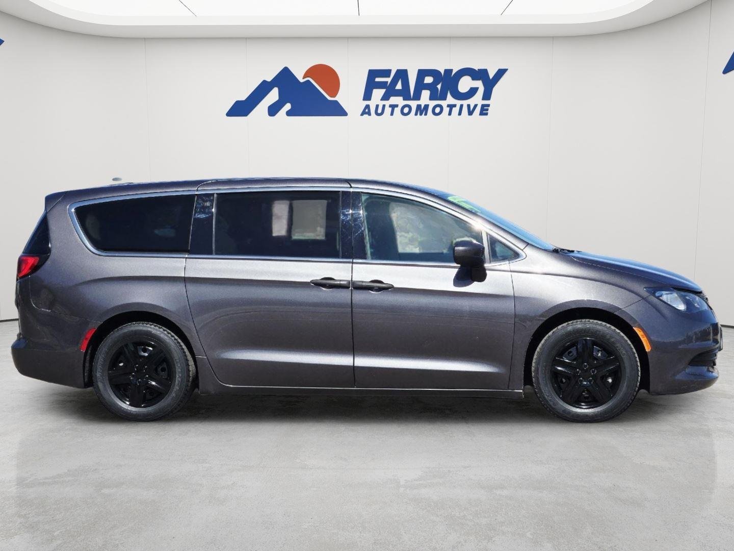 Used 2019 Granite Crystal Metallic Clearcoat Chrysler L image 4