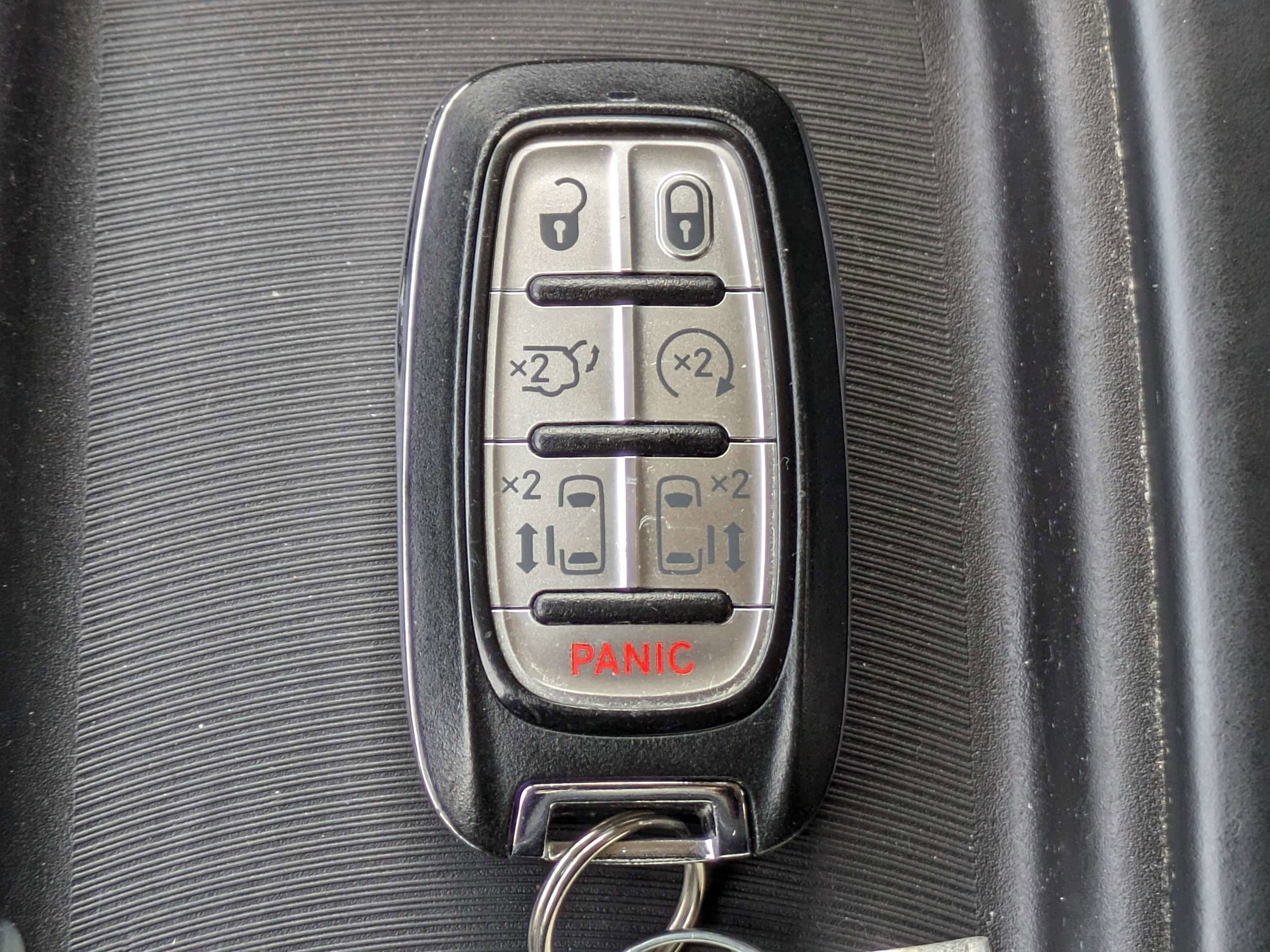 Used 2018 Silver Chrysler Touring L image 33