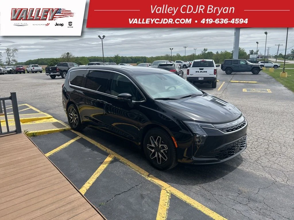 2027 Chrysler Pacifica Limited's photo