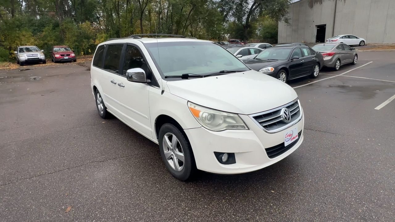 2010 Volkswagen Routan SEL Premium photo 2