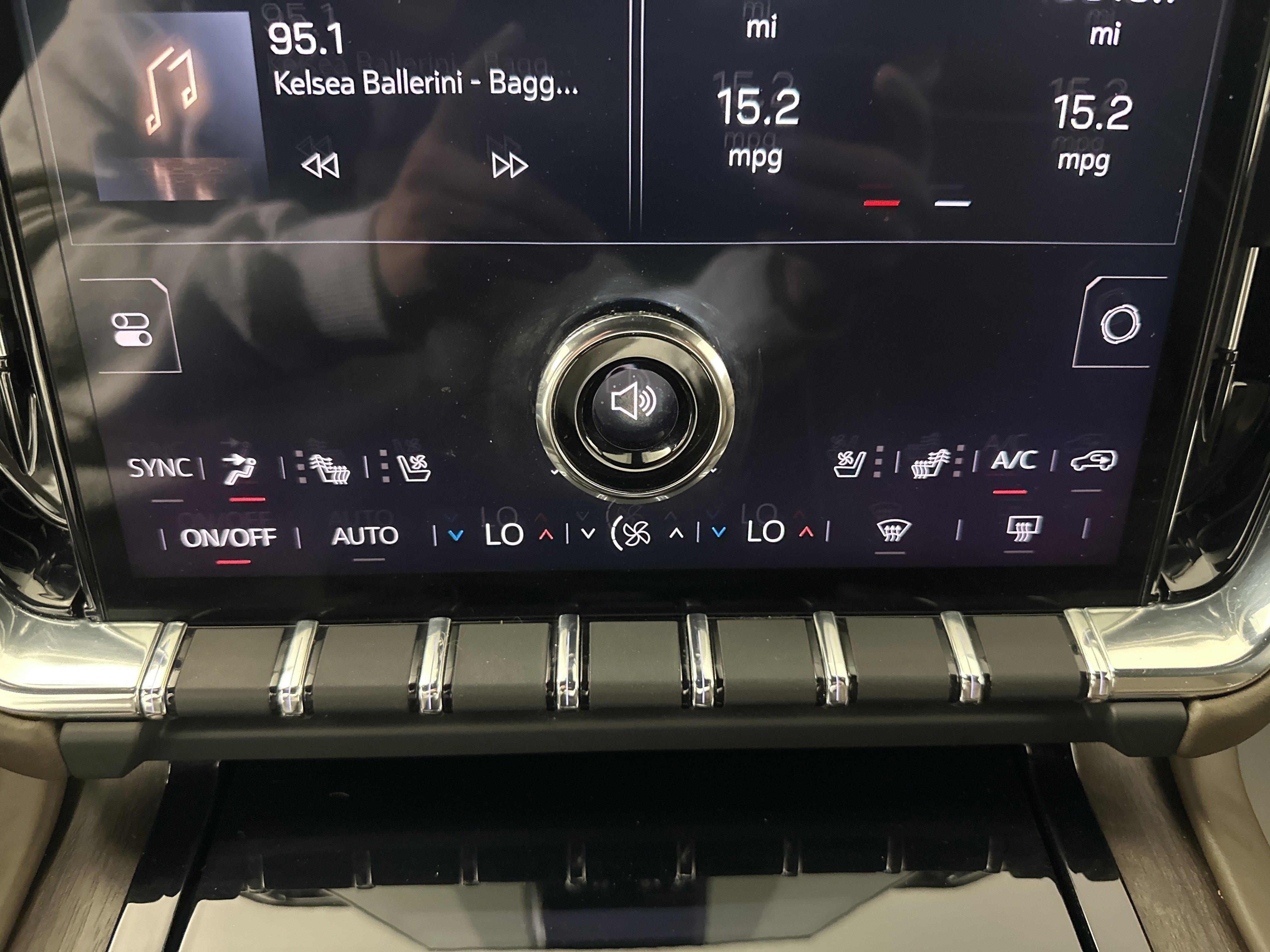 Used 2025 White Frost Tricoat GMC Denali Ultimate image 18
