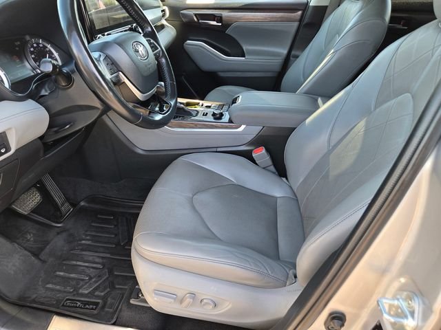 Used 2022 Silver Toyota Platinum image 15