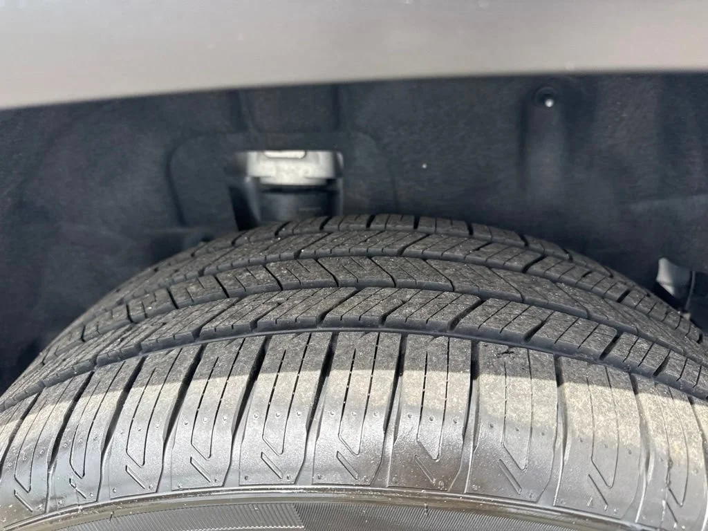 Used 2022  Jeep Limited image 38