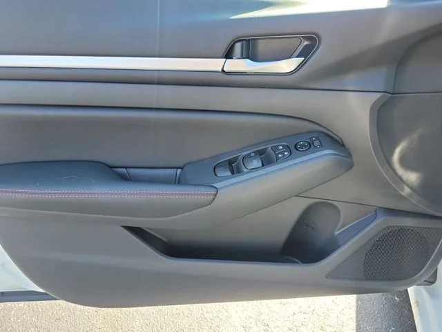 New 2026 Pearl White TriCoat / Super Black Two-tone Nissan SR image 17