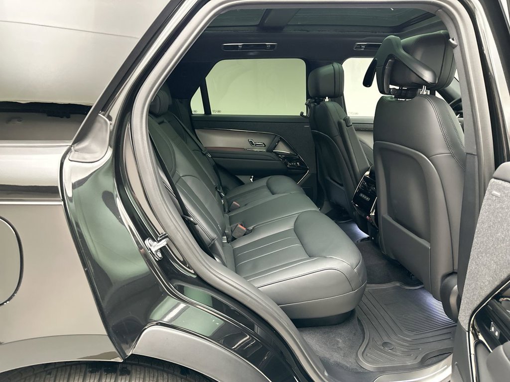 New 2027 Santorini Black Land Rover SE image 7