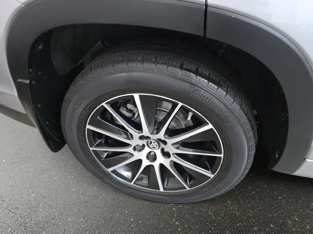 Used 2017 Silver Toyota SE image 32