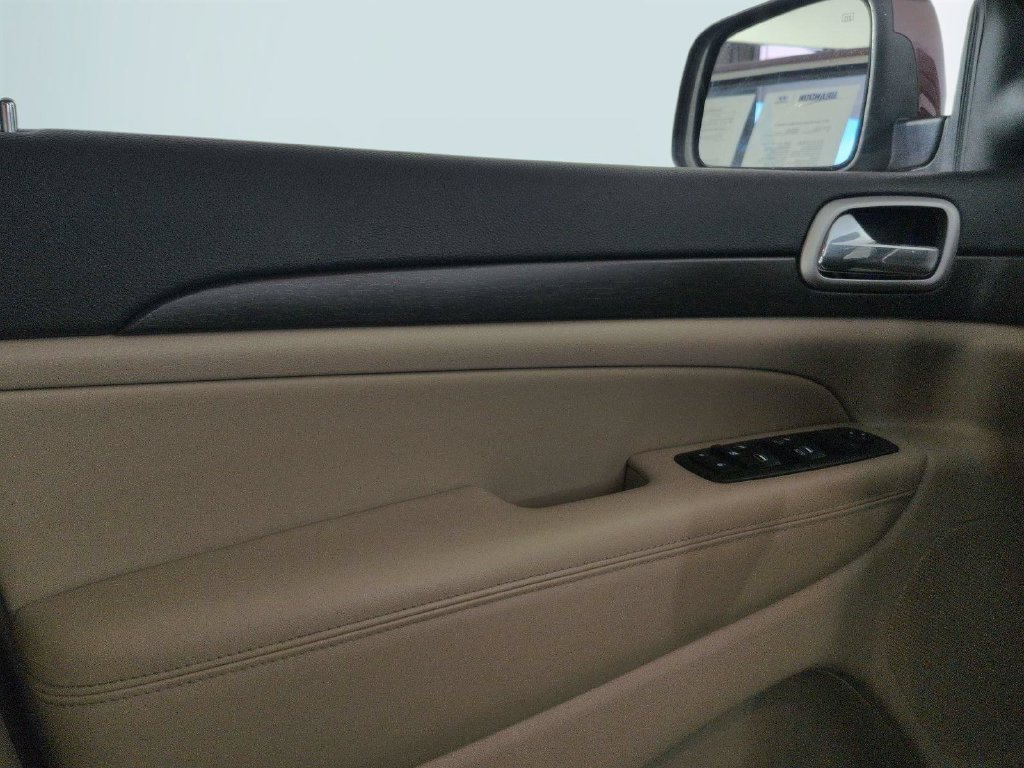 Used 2018 Red Jeep Laredo E image 26