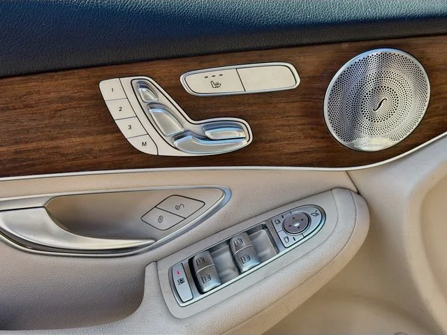 Used 2020  Mercedes-Benz GLC 300 image 18
