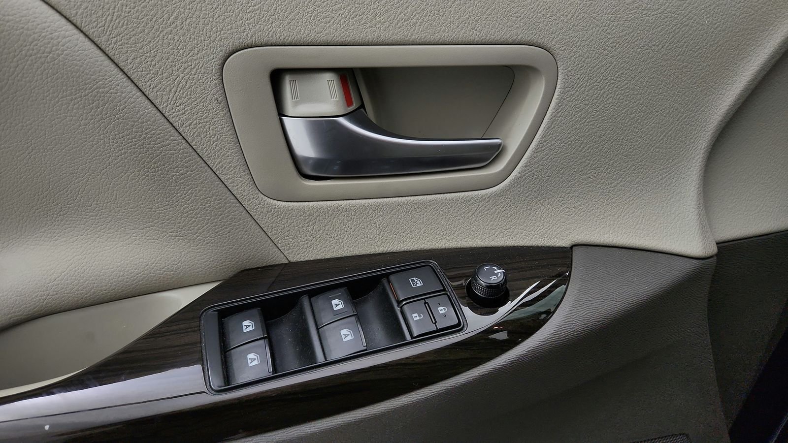 Used 2019 Beige Toyota XLE Premium image 37