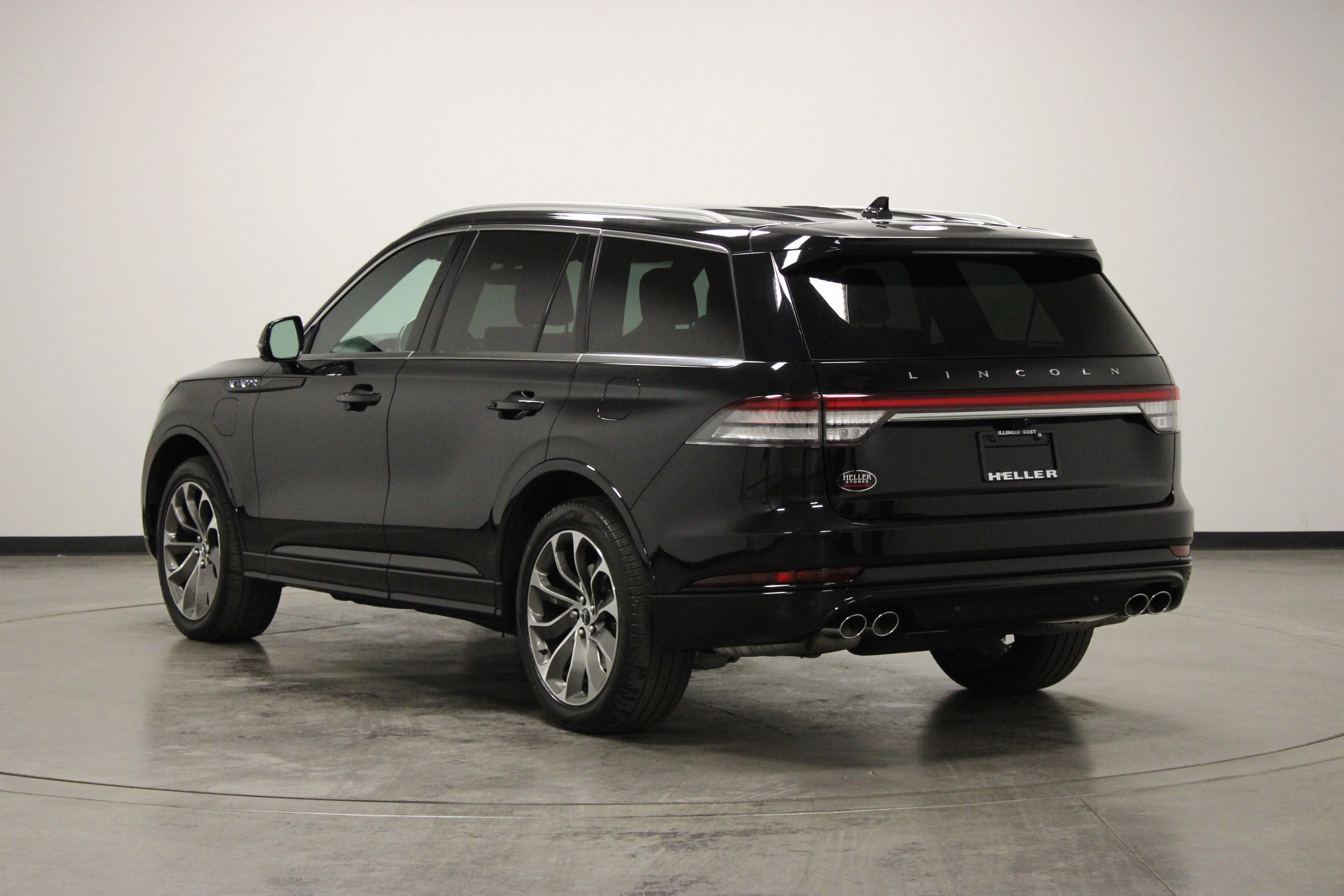 Used 2023 Black Metallic Lincoln Grand Touring image 6