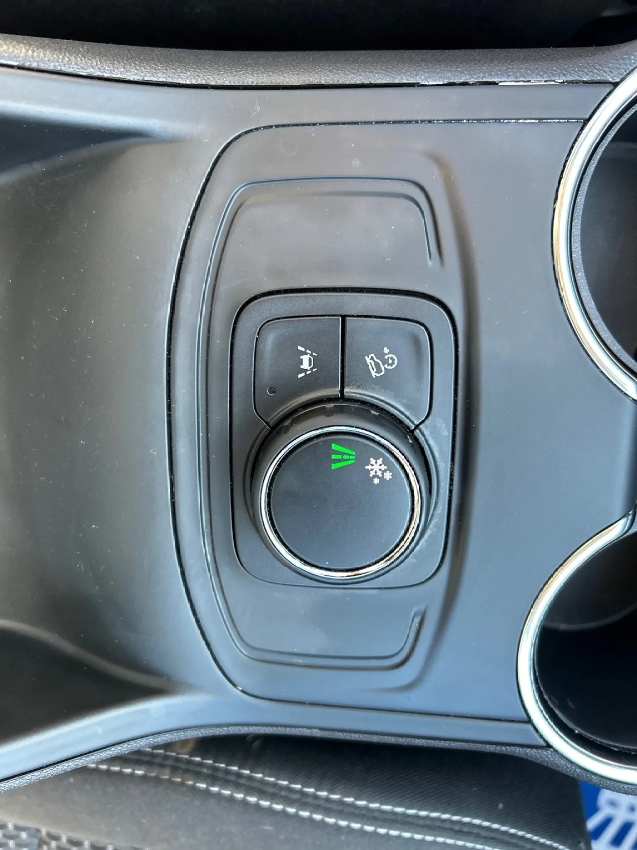 Used 2024 Sterling Metallic GMC SLE image 15