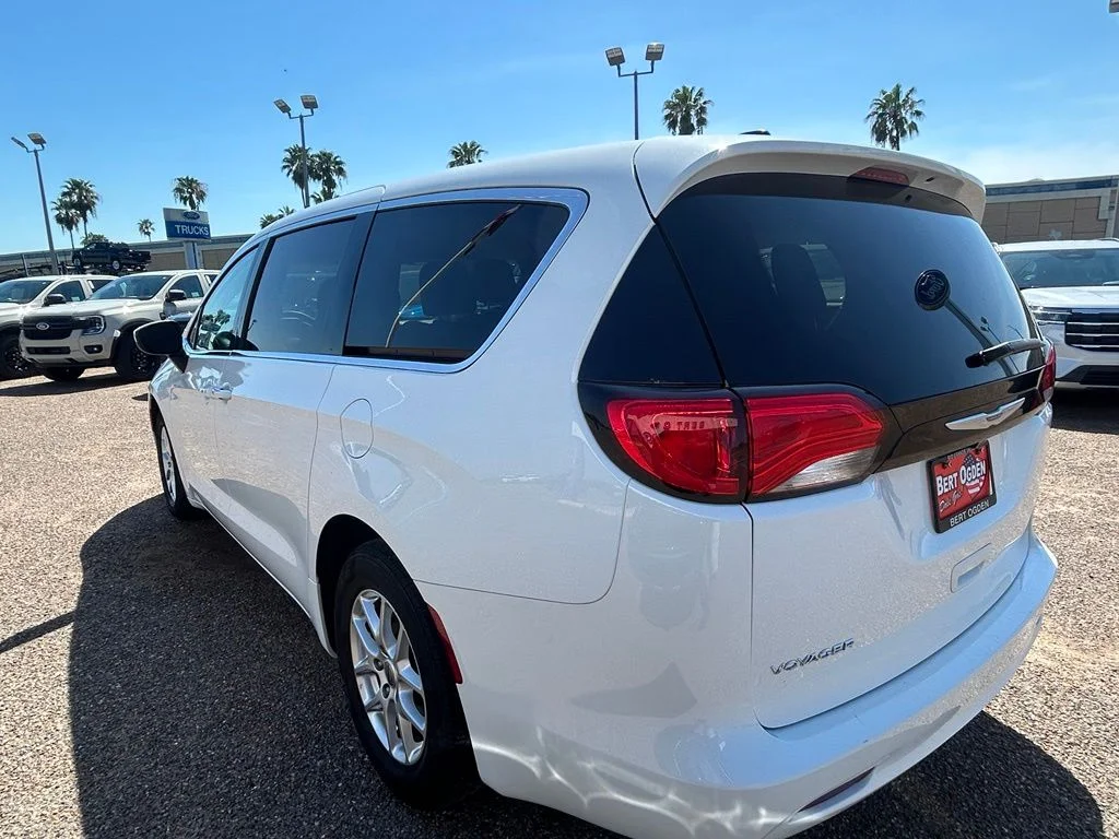 Used 2023 White Chrysler LX image 4
