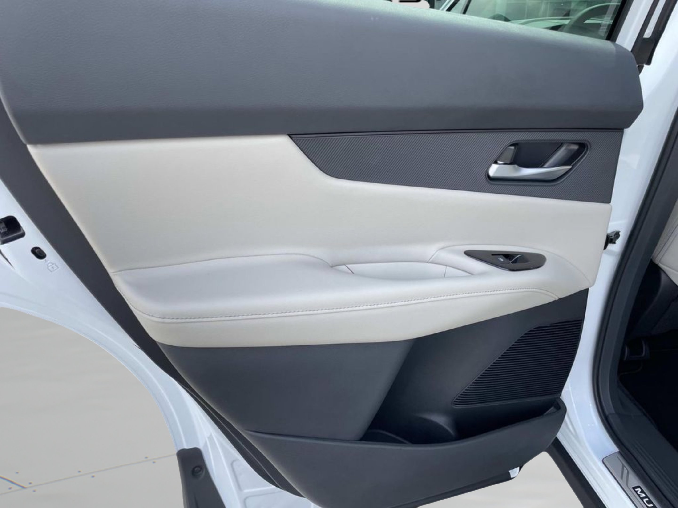 New 2026 Everest White Pearl TriCoat Nissan SL image 12
