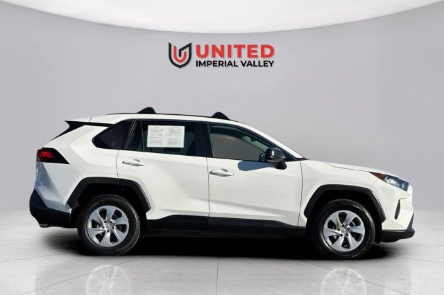 Used 2020 White Toyota LE image 3