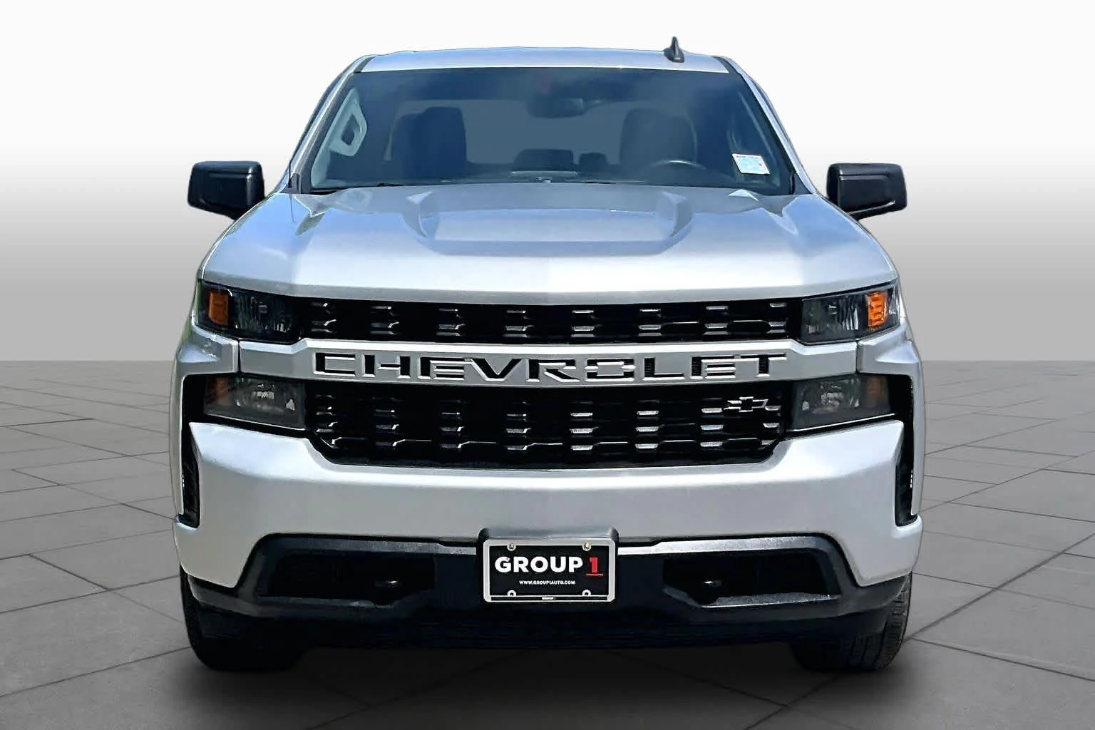 Used 2021 Silver Ice Metallic Chevrolet Custom image 4