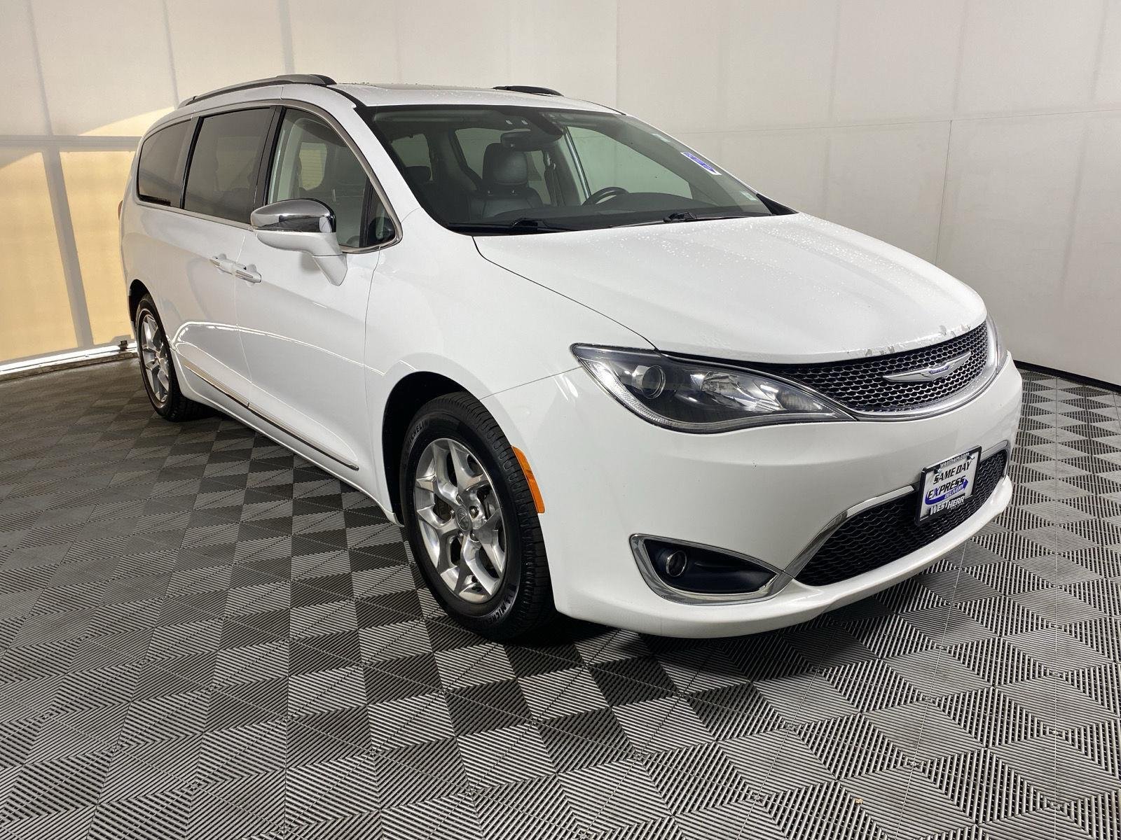 Used 2019 Bright White Clearcoat Chrysler Limited image 18