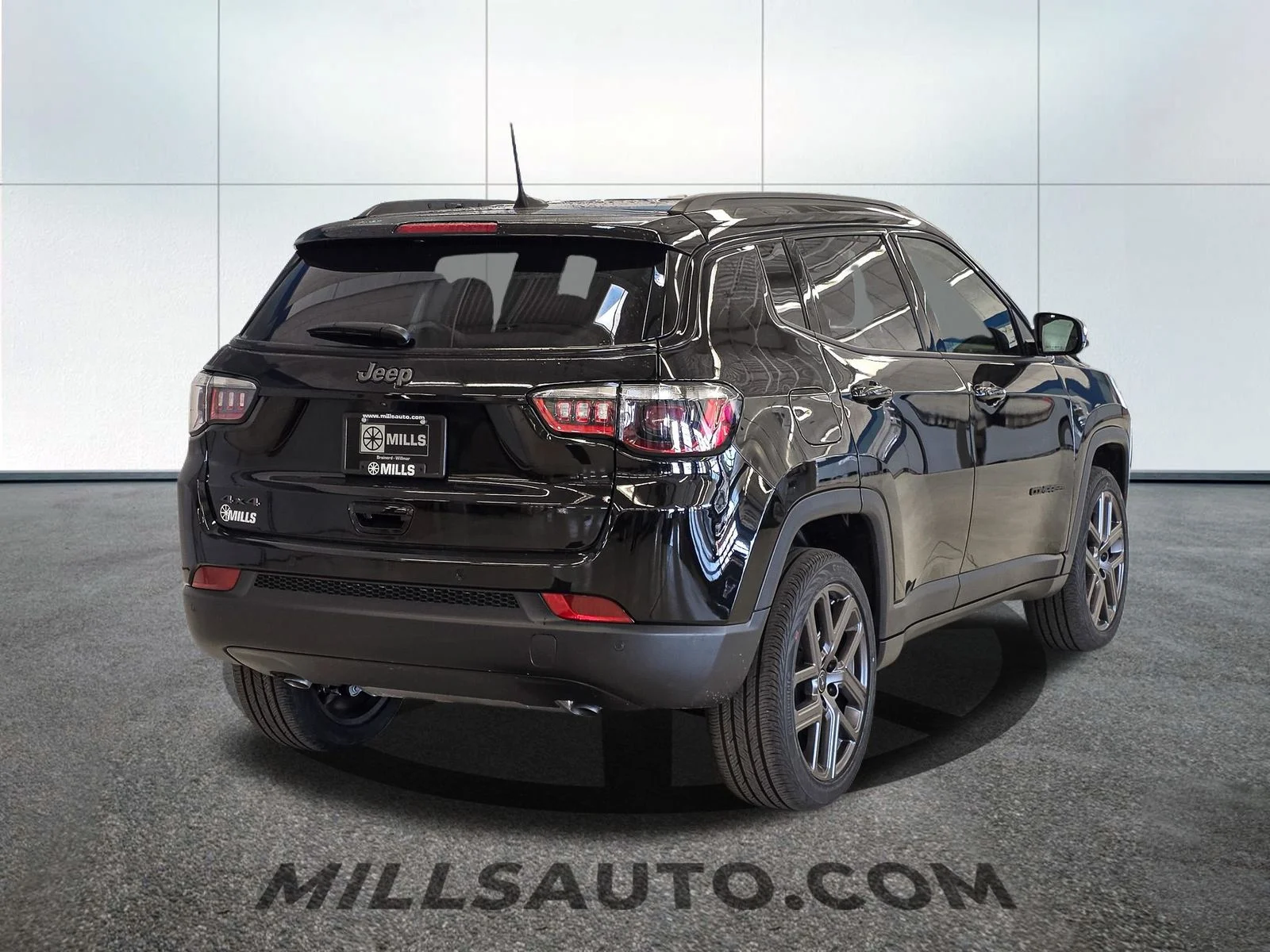 New 2026 Diamond Black Crystal Pearl-Coat Exterior Paint Jeep Limited image 7