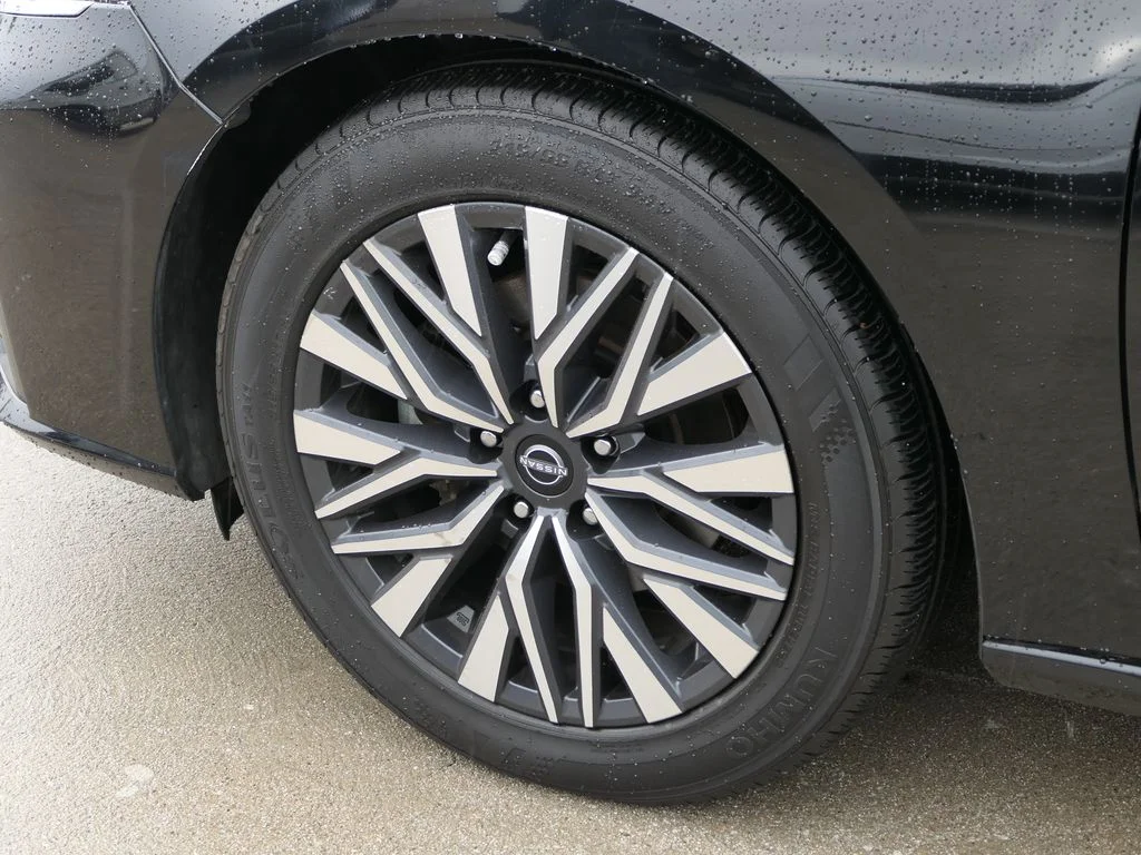 Used 2024 Super Black Nissan 2.5 SV image 5
