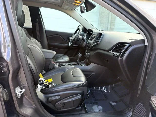 Used 2019 Granite Crystal Clearcoat Metallic Jeep  image 29