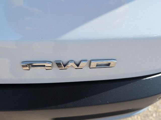 Used 2023 White GMC SLT image 20