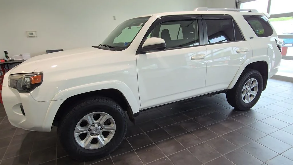 Used 2018 White Toyota SR5 image 8