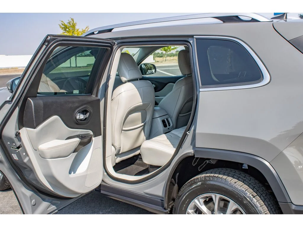 Used 2021 Sting-Gray Clearcoat Jeep Latitude Lux image 13