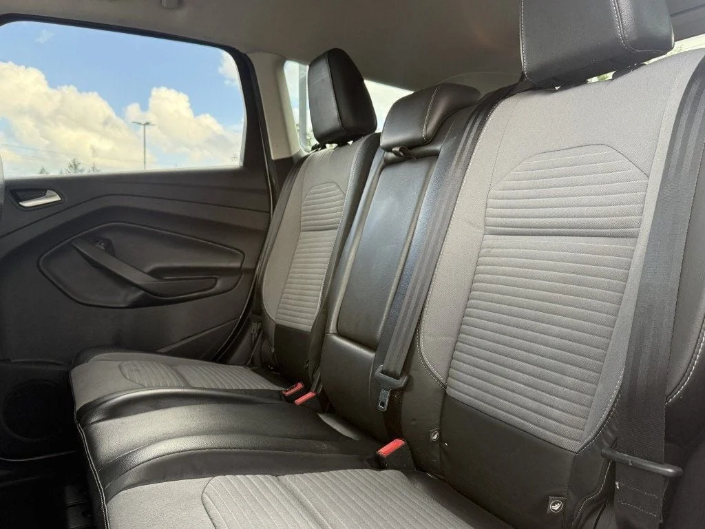 Used 2019 White Platinum Metallic Tri-Coat Ford SE FWD image 23