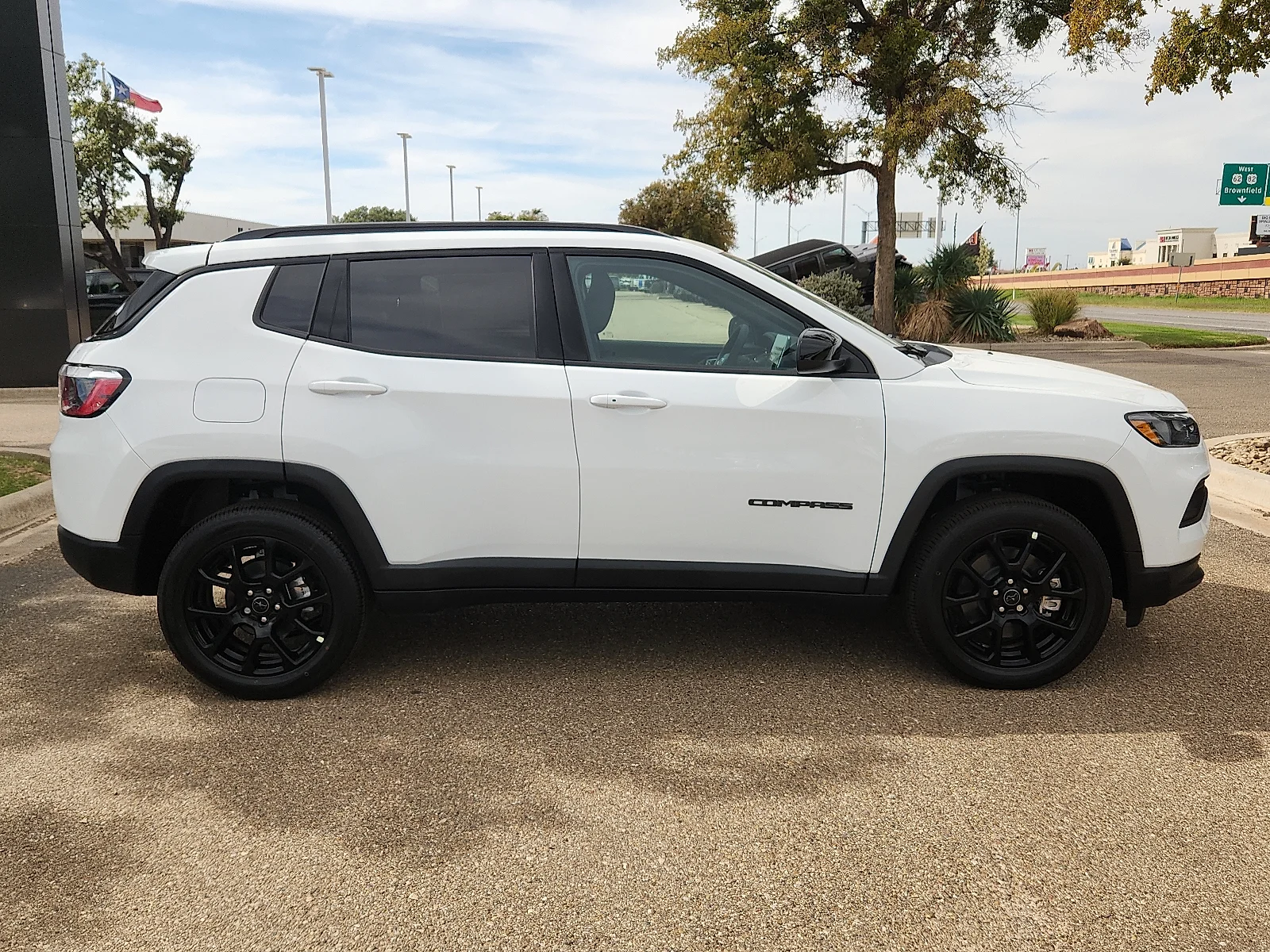 New 2027 Bright White Clear-Coat Paint Jeep LATITUDE ALTITUDE 4X4 image 5