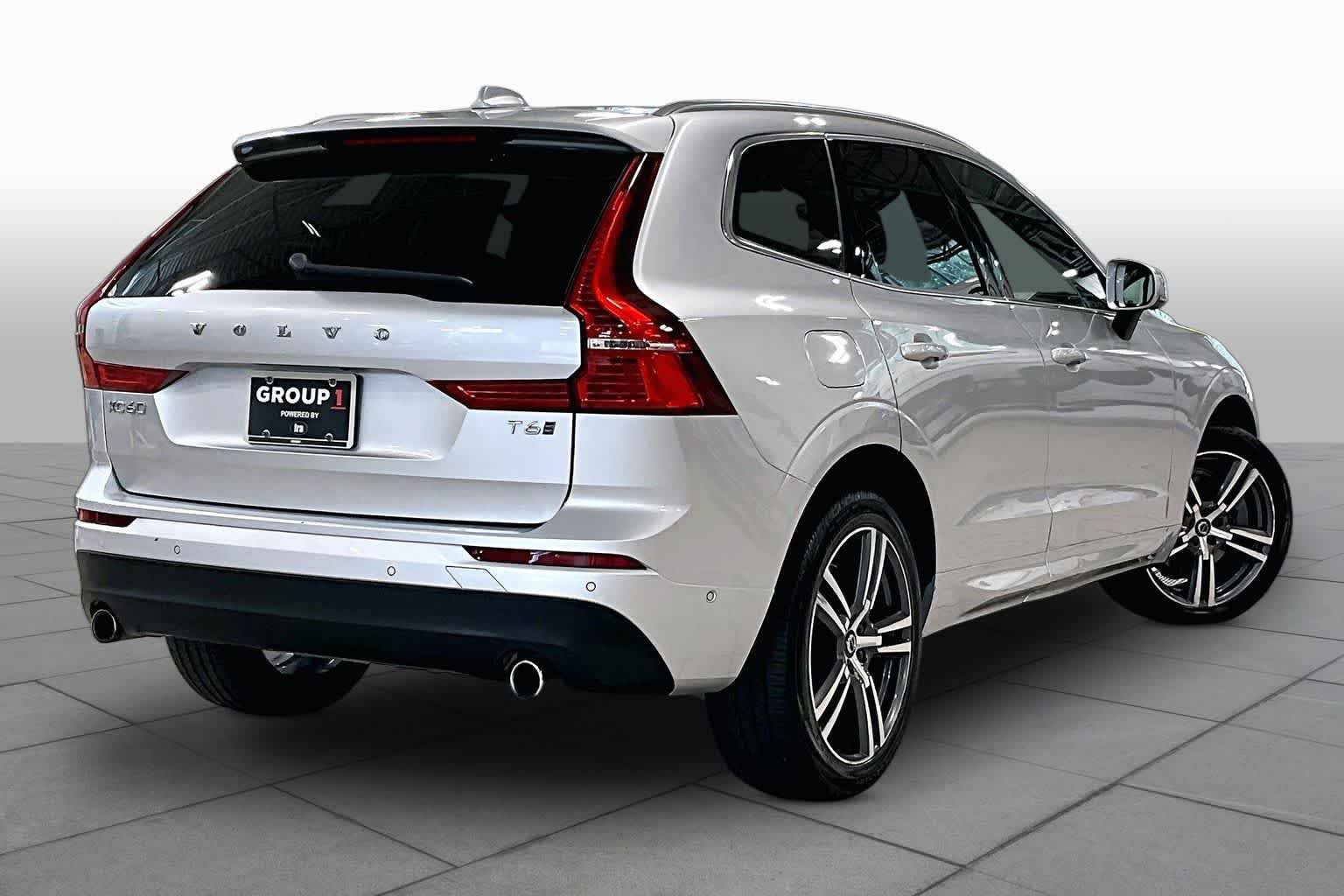 Used 2019 Bright Silver Metallic Volvo Momentum image 13