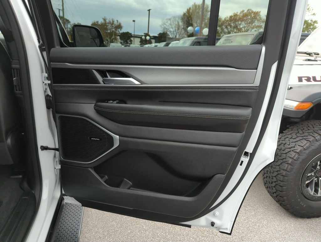 New 2026 Bright White Clear-Coat Exterior Paint Jeep Limited Altitude image 32