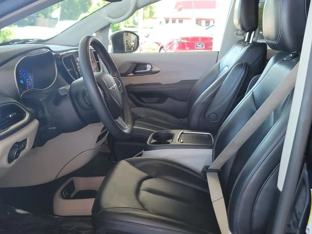 Used 2023 Black Chrysler Touring L image 9
